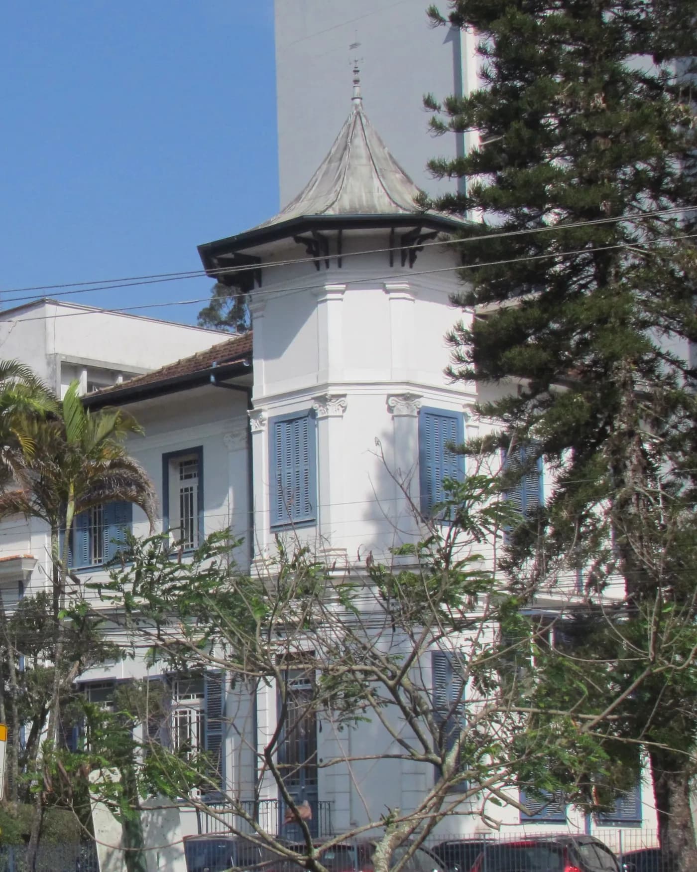 Fachada do Hospital Santa Teresa, em Petrópolis, com a torre e as janelas azuis