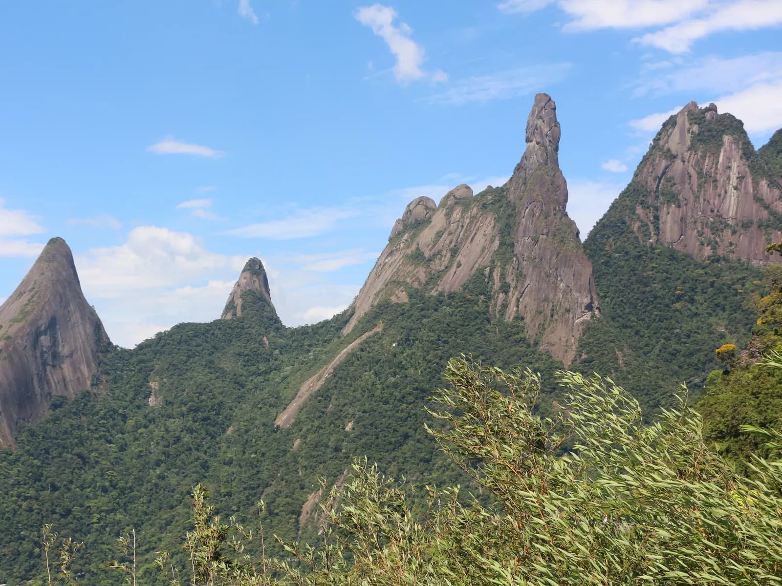 Dedo de Deus e os picos da Serra dos Órgãos, em Teresópolis
